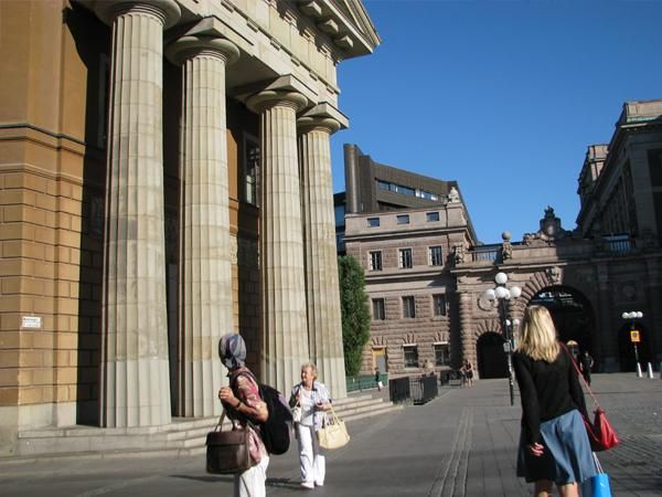 23_House_of_Parliament_on_the background.jpg